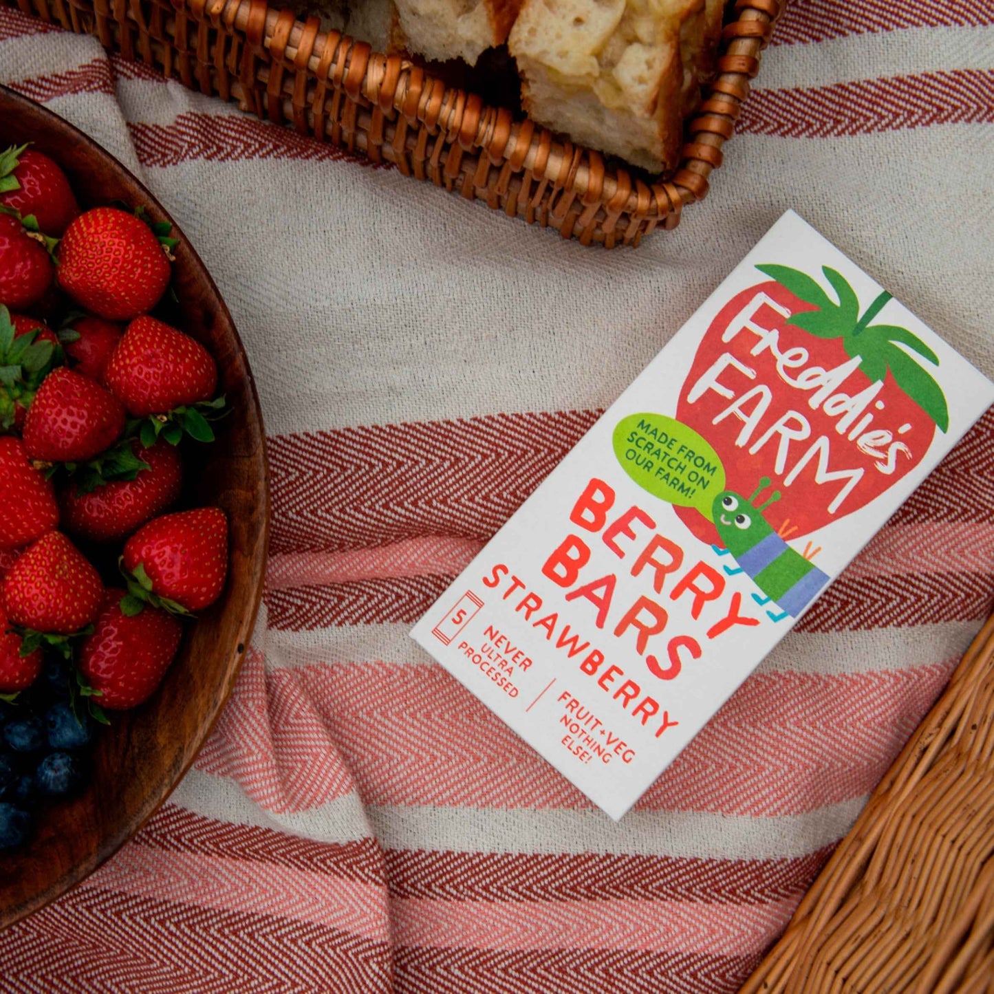 FREDDIE'S FARM Berry Bars - Strawberry 5 X 20g pack shot