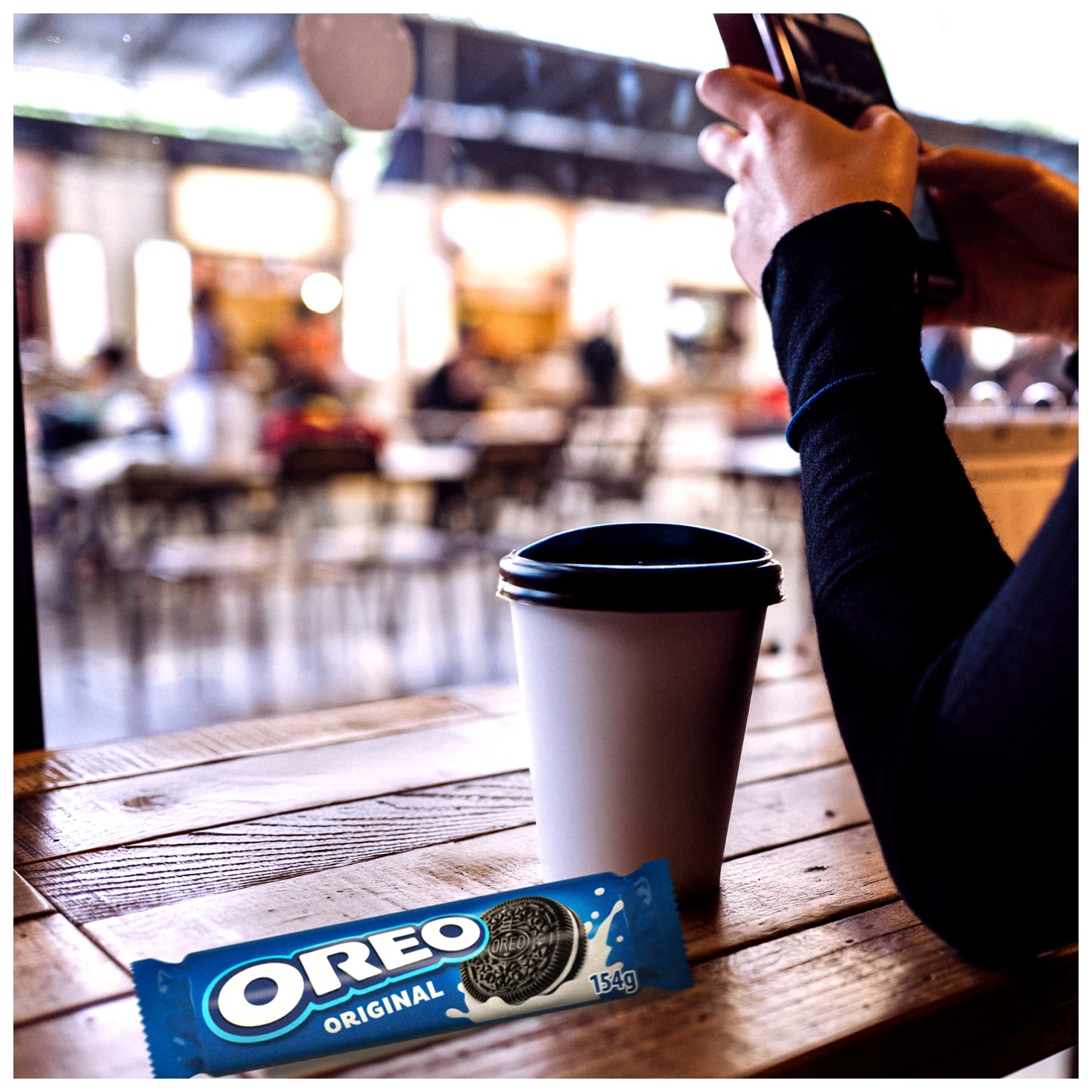 Oreo Vanilla Cookie Chocolate Sandwich Biscuits 154G — image 2