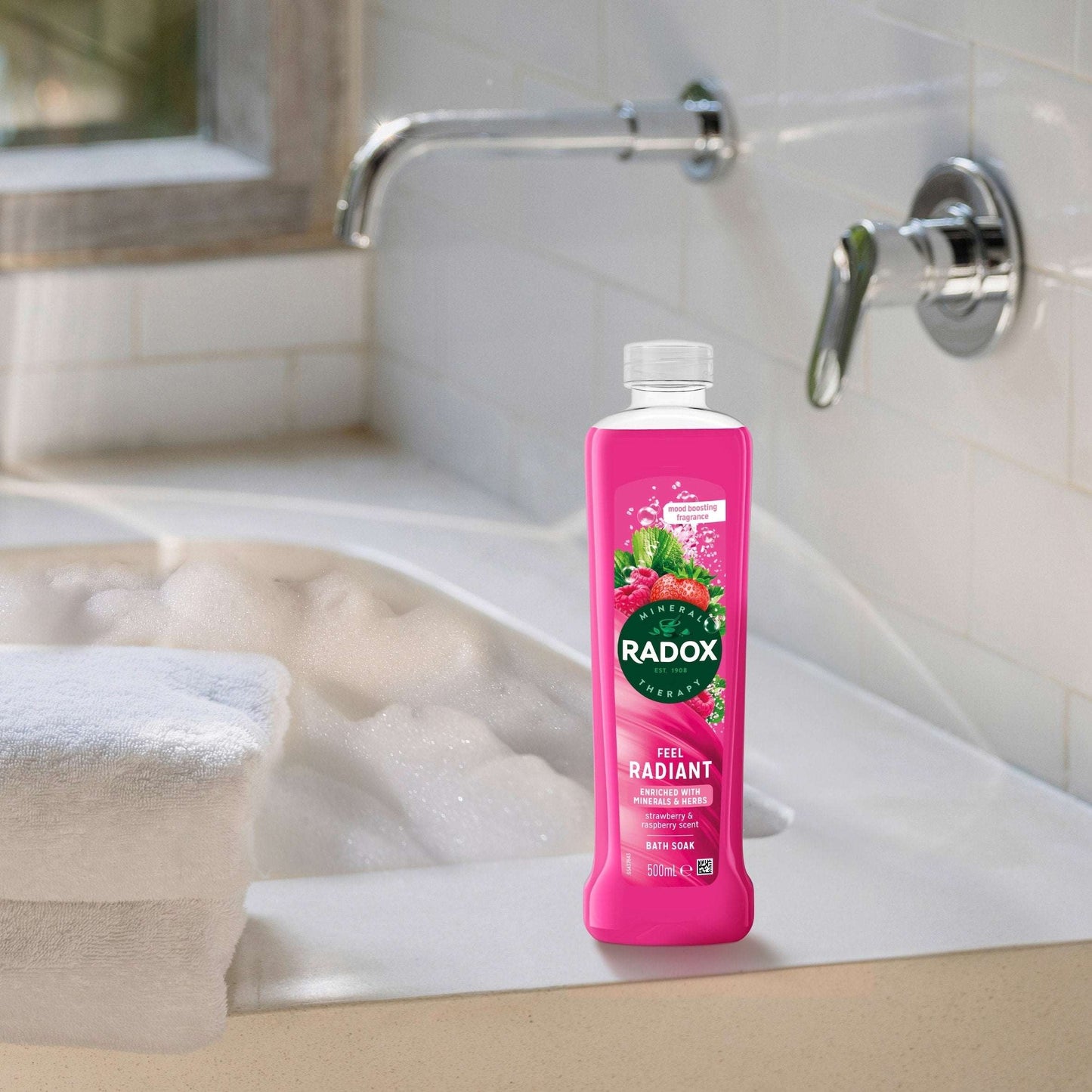 Radox Strawberry Feel Radiant Bath Soak Bubble Bath 500ml — image 3