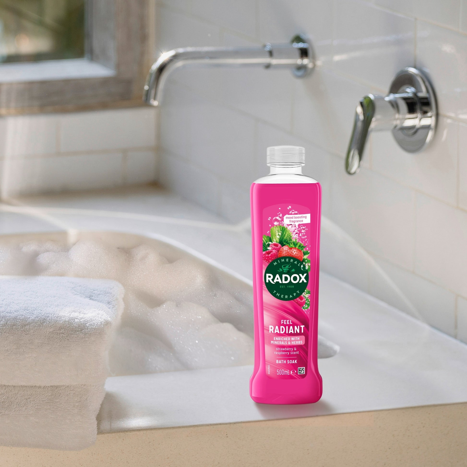 Radox Strawberry Feel Radiant Bath Soak Bubble Bath 500ml — image 3